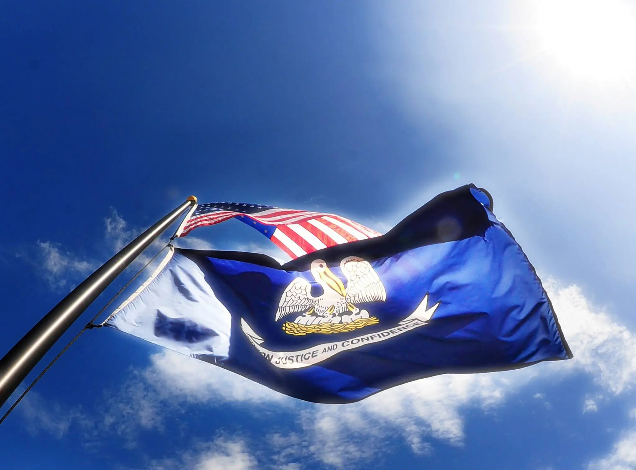 Photograph from the Facebook post “Flags flying above the District Attorney's Office in Many”