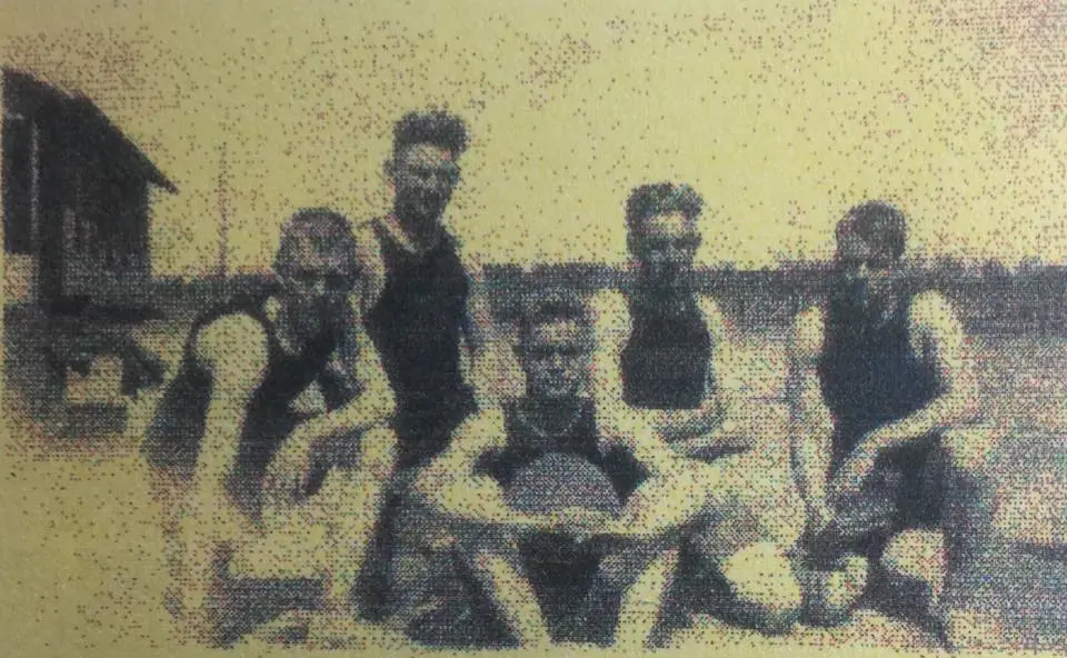 Photograph from the Facebook post “1922 Peason High basketball team”
