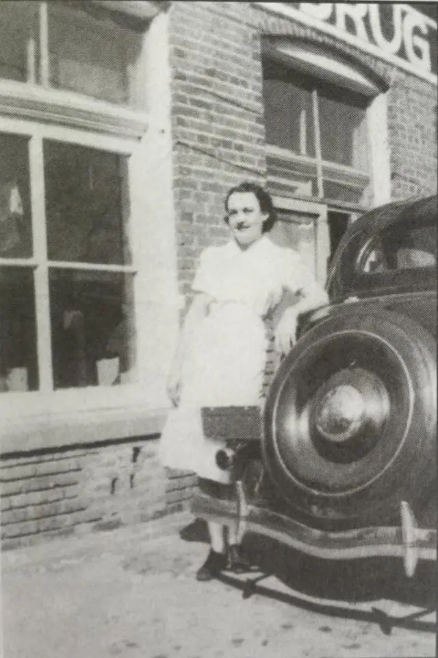 Photograph from the Facebook post “Pearl Arthur shown behind Many Drug Company (which was on San Antonio Avenue) in the…”