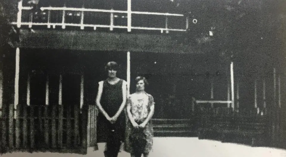 Photograph from the Facebook post “Eula Mae Byrd Alford and Pearl Stephens in front of Peason Hotel in 1920s”