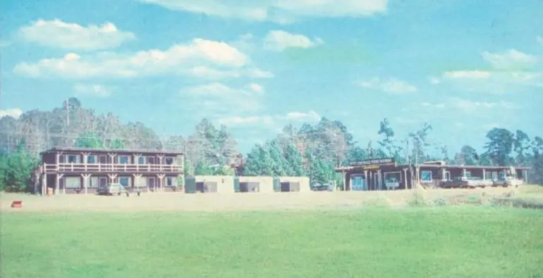 Photograph from the Facebook post “Emerald Point Marina on Texas side of Toledo Bend, Milam.”