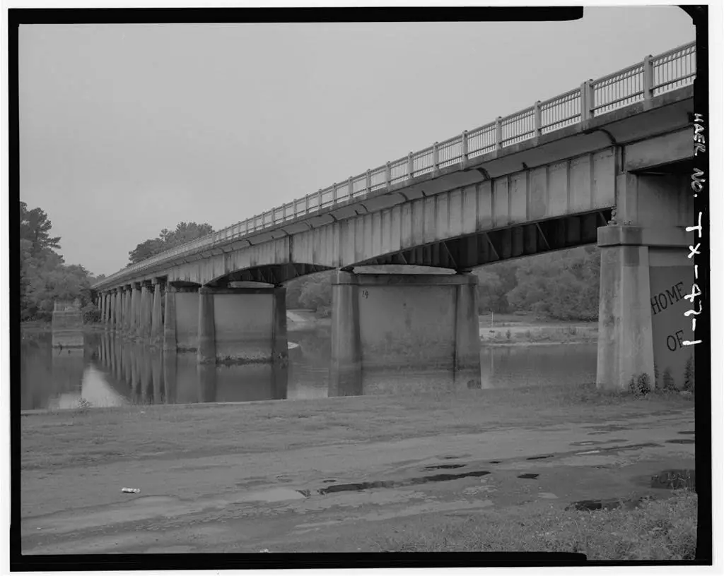 Photograph from the Facebook post “Sabine River Bridge, Spanning Sabine River at U.S.”