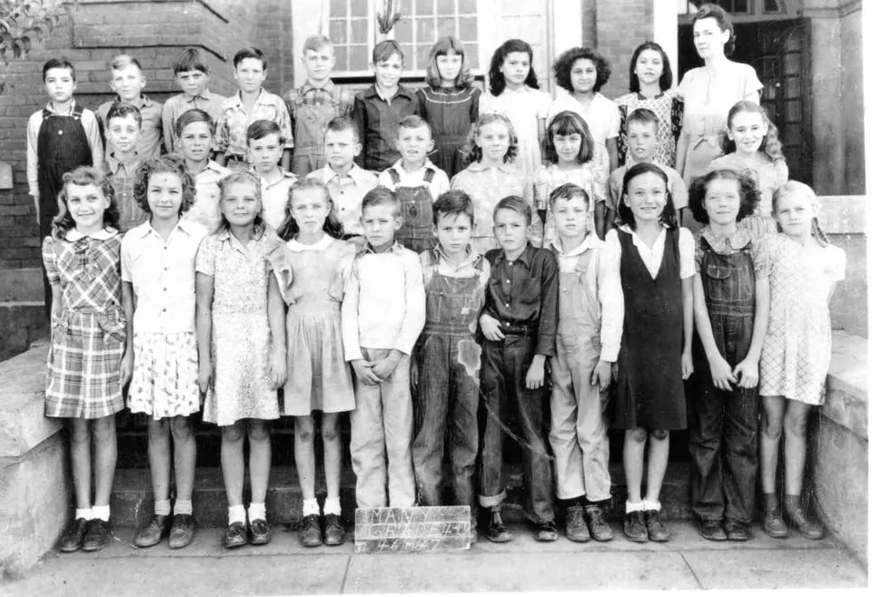 Photograph from the Facebook post “Many School fourth grade 1946-47.”