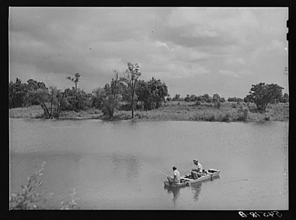 Photograph from the Facebook post “1940ish- Fishing in the Cane River”
