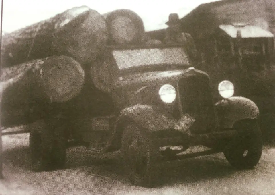 Photograph from the Facebook post “Log truck in Zwolle in 1930s”