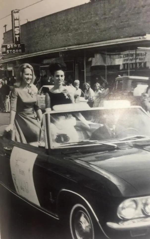Photograph from the Facebook post “Parade in downtown Many, 1967”