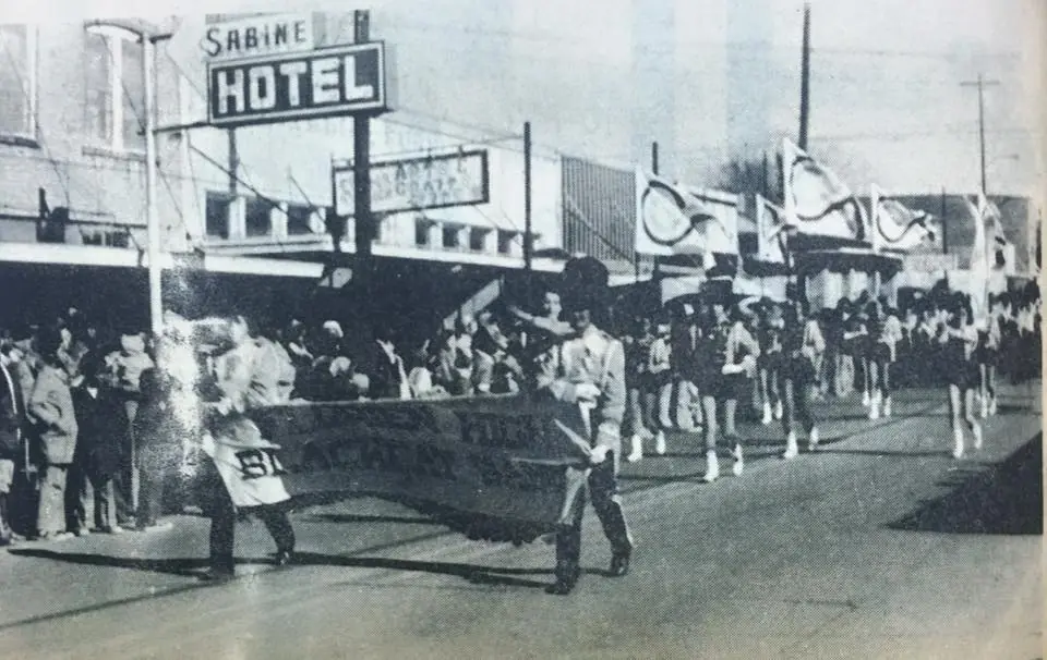 Photograph from the Facebook post “1979, Florien High in Many Christmas Parade, showing the Sabine Hotel in downtown area”