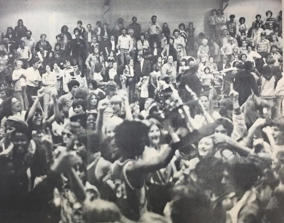 Photograph from the Facebook post “Excited basketball fans at Florien vs Negreet game in 1978”