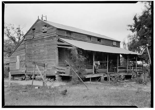 Photograph from the Facebook post “Louis Jones House, Center, Shelby County, TX”