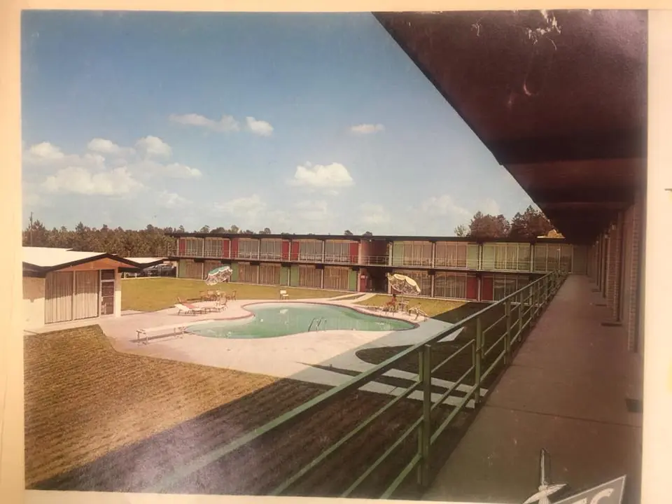 Photograph from the Facebook post “Hodges Gardens Motel, 1960s”