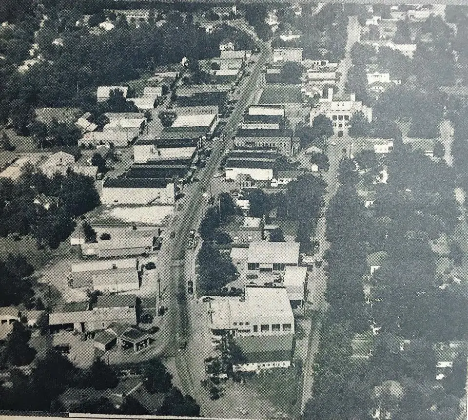 Photograph from the Facebook post “1955 aerial photo of downtown Many.”