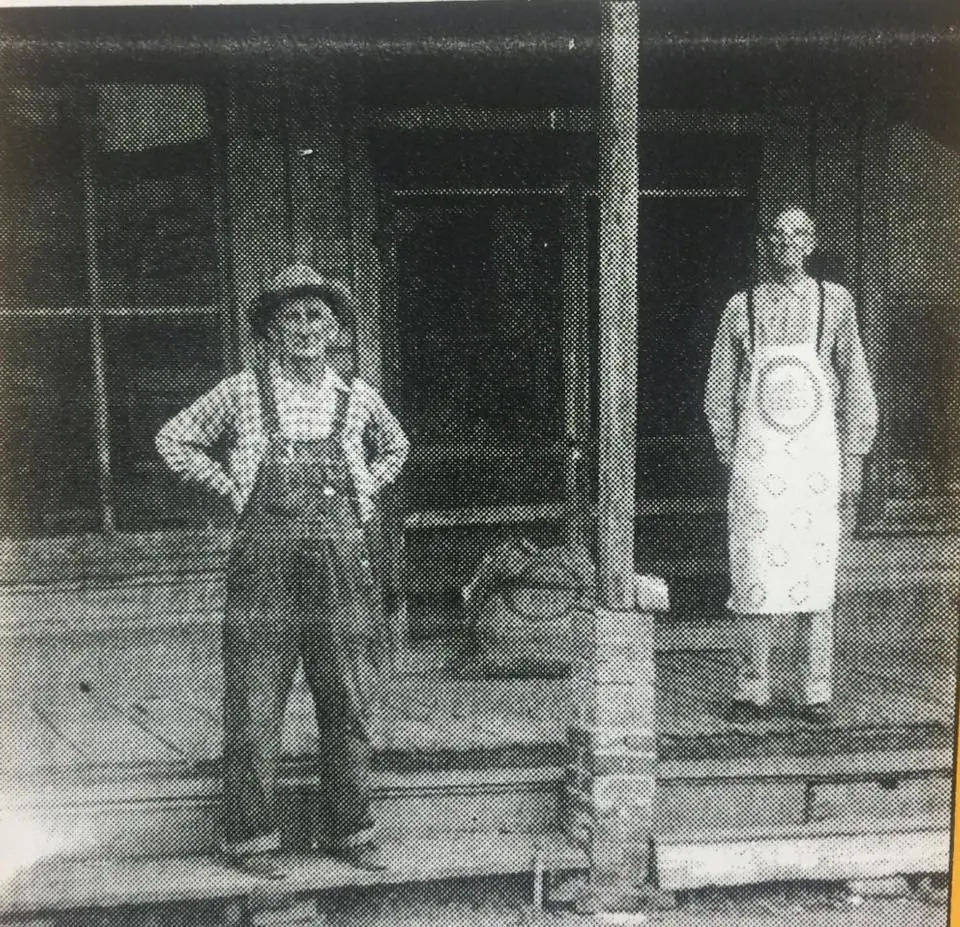 Photograph from the Facebook post “Charlie Williams Feed Store in Many.”