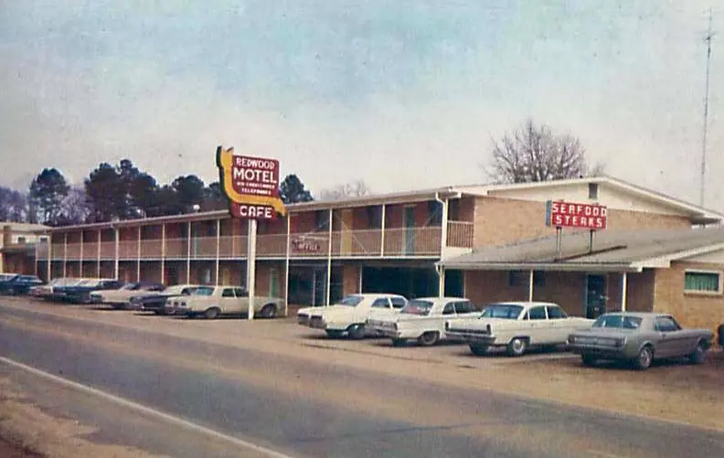 Photograph from the Facebook post “Redwood Motel in Leesville.”