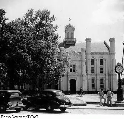 Photograph from the Facebook post “I think this is the Shelby County Courthouse.”