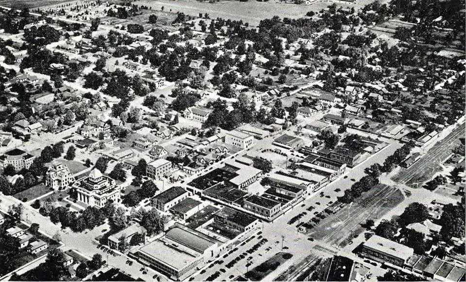Photograph from the Facebook post “1950 aerial view of DeRidder, Louisiana.”