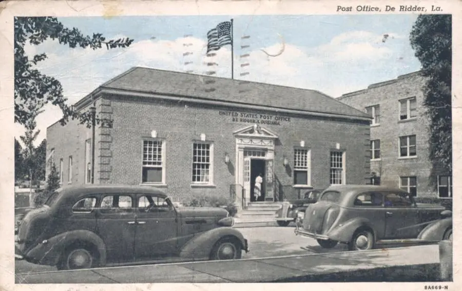 Photograph from the Facebook post “1930s post card, DeRidder Post Office.”