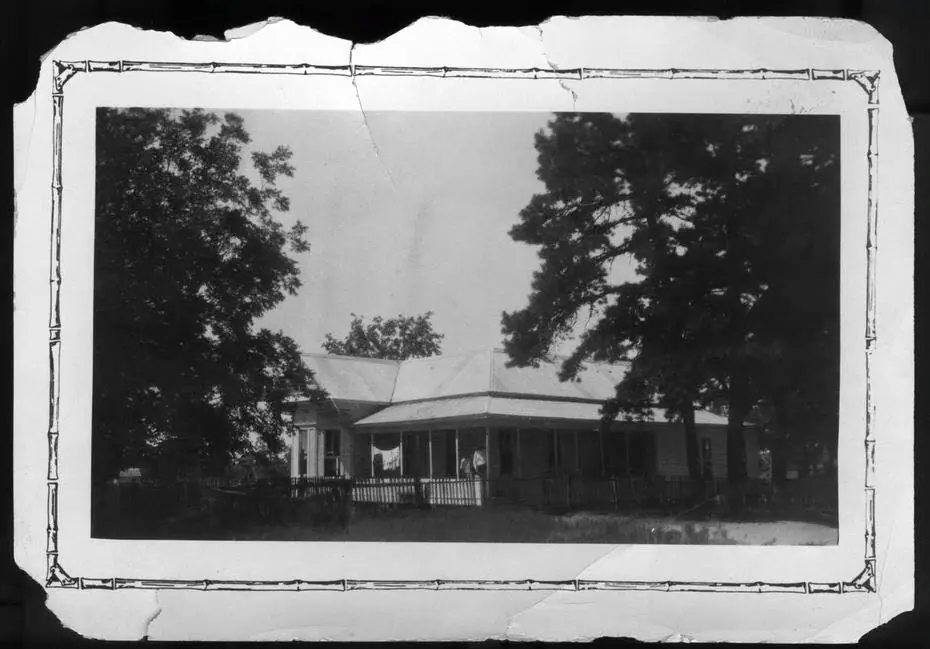 Photograph from the Facebook post “Black and white (faded) of home of Loomis Bogue, Shelby County, Timpson, TX.”