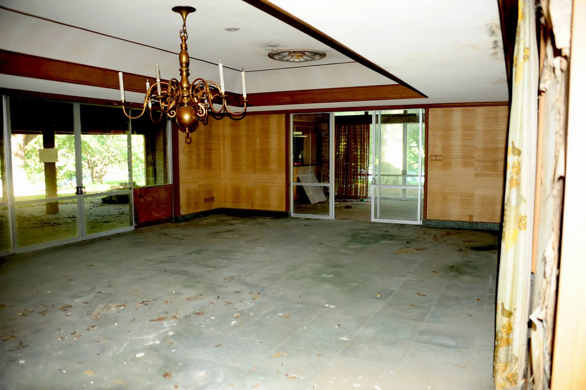 Photograph from the Facebook post “Two of the rooms of the Hodges home, Hodges Gardens, southeast Sabine Parish, Louisiana.”