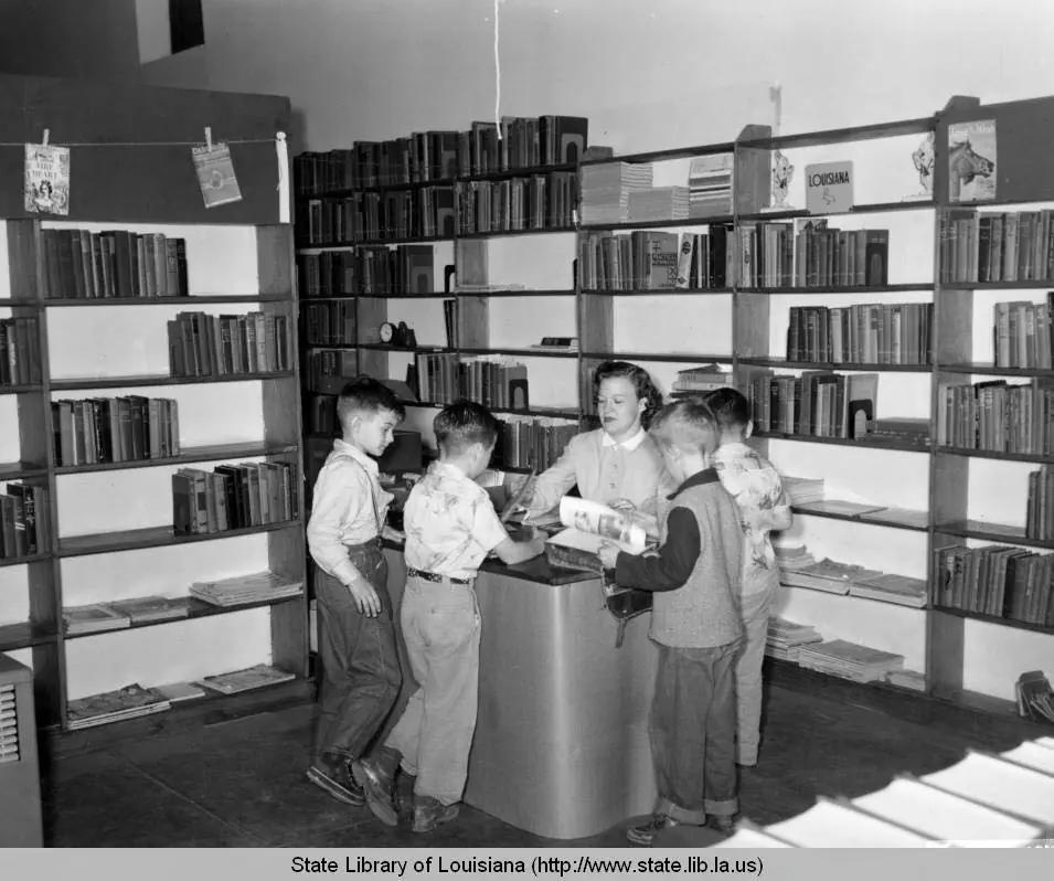 Photograph from the Facebook post “Interior of the DeSoto Parish library in Mansfield Louisiana circa 1948.”