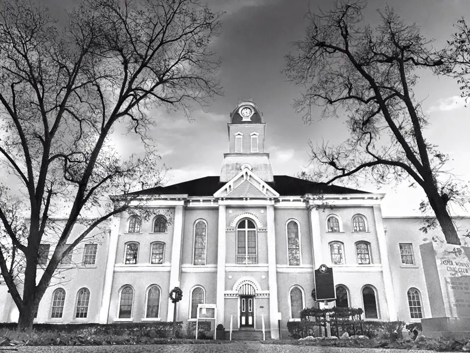 Photograph from the Facebook post “Jasper County Courthouse.”