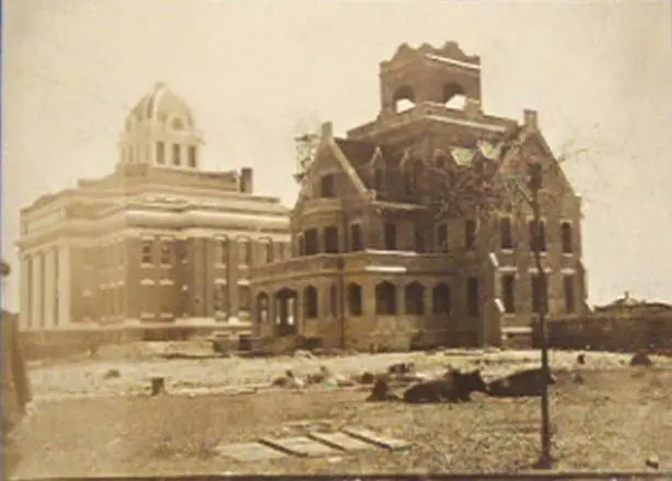 Photograph from the Facebook post “1914, Construction of the Beauregard Parish Jail with the Courthouse in the background.”