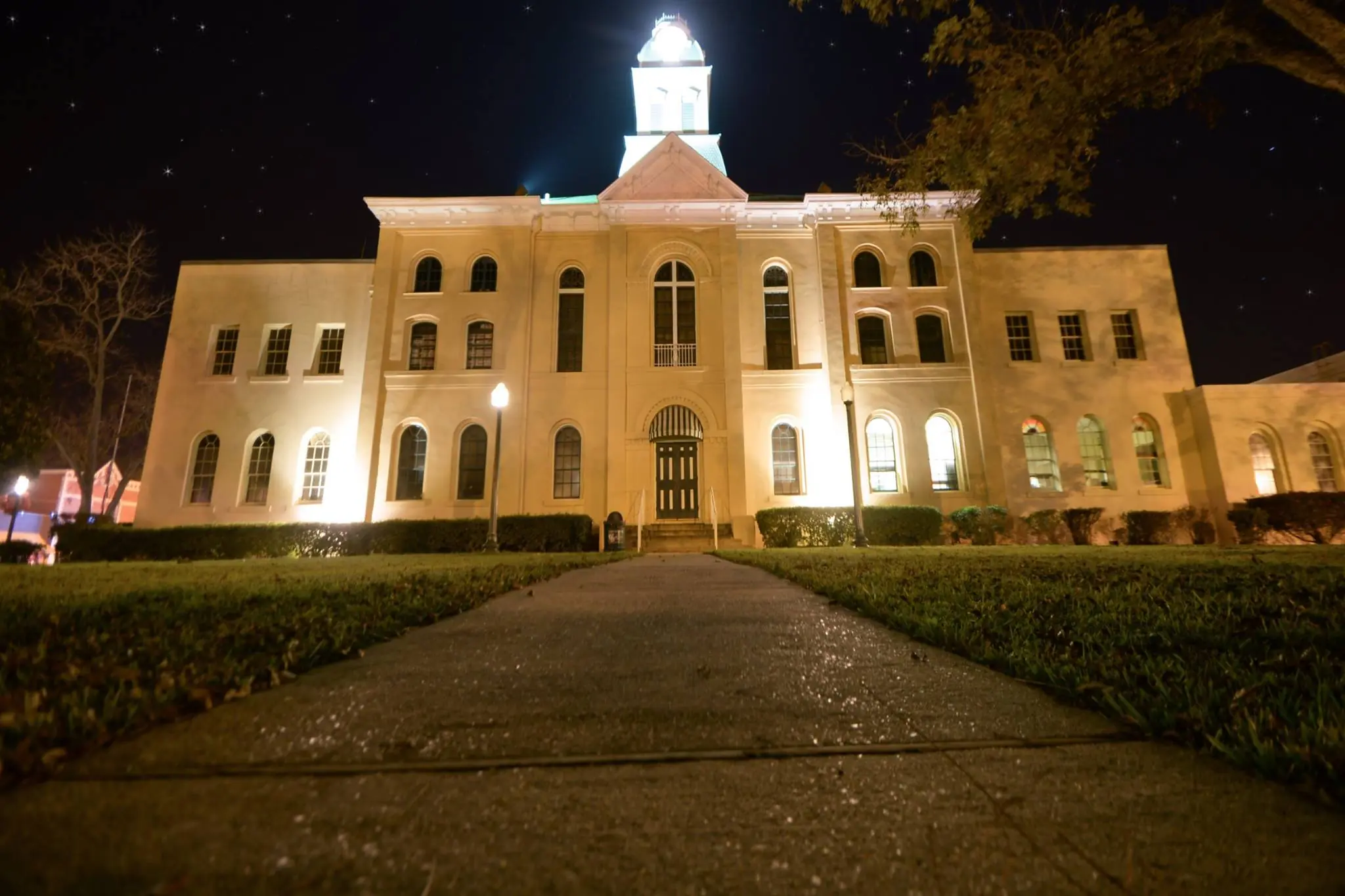 Photograph from the Facebook post “Nighttime photo of the Jasper County Courthouse, Jasper, Texas”