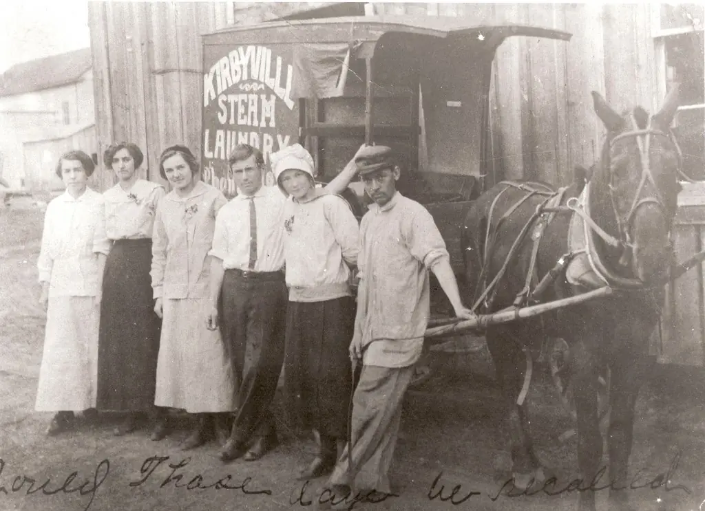 Photograph from the Facebook post “Kirbyville steam laundry crew From the collection of Mr.”