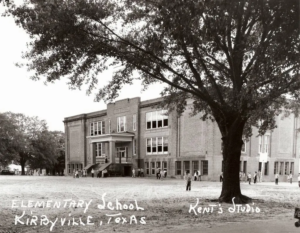 Photograph from the Facebook post “Kirbyville Elementary From the collection of Mr.”