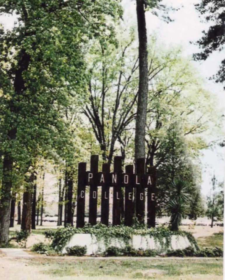 Photograph from the Facebook post “1960s postcard.”
