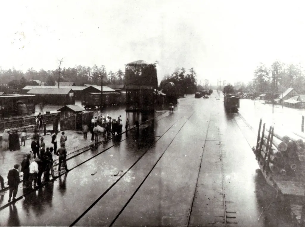 Photograph from the Facebook post “Kirbyville flood, Kirbyville, Texas, April 1913 Noted on the back of the photo: Pin Oak…”