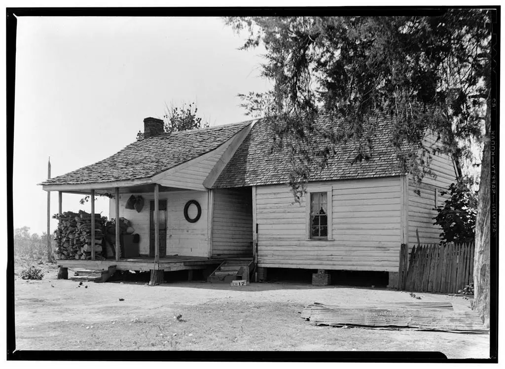 Photograph from the Facebook post “Dempsey Morris House, Carthage, Panola County, TX From Historic American Buildings…”
