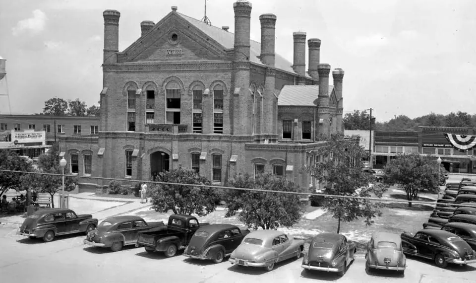 Photograph from the Facebook post “Panola County Courthouse in 1940s Or 50s.”