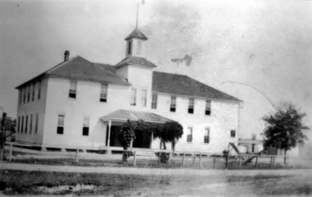 Photograph from the Facebook post “Singer School.”