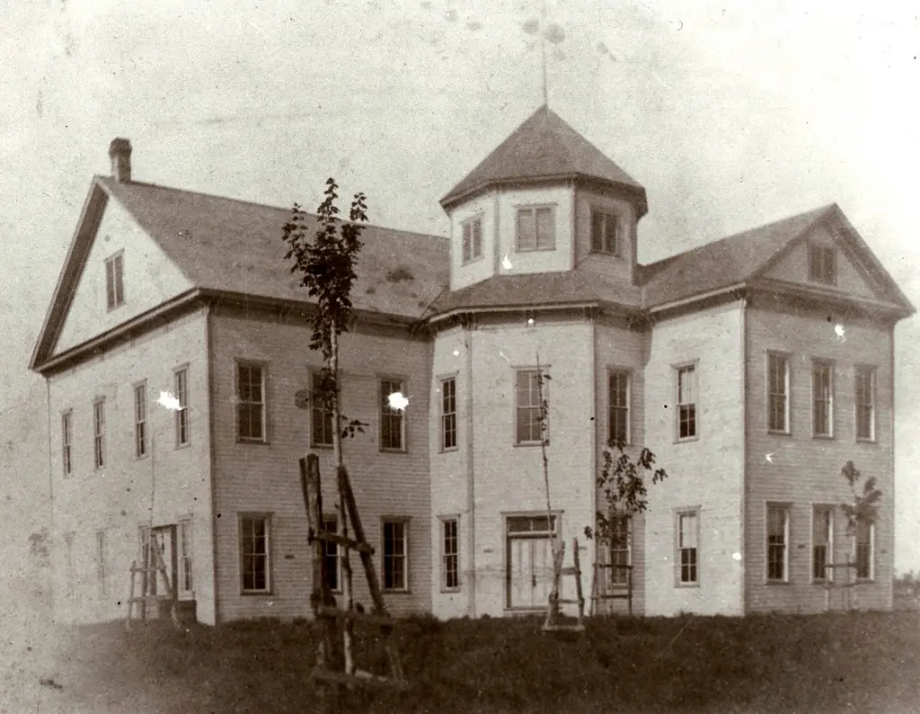 Photograph from the Facebook post “First School in Kirbyville From the collection of Mr.”