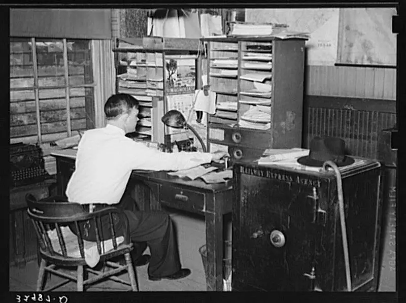 Photograph from the Facebook post “Railway express agency office in San Augustine, Texas.”