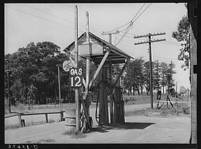 Photograph from the Facebook post “Service station in San Augustine, Texas.”