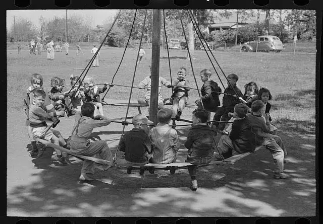 Photograph from the Facebook post “School children on circular swing.”
