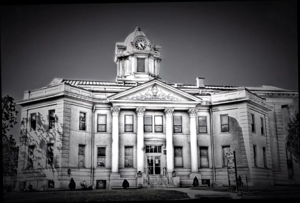 Photograph from the Facebook post “Vernon Parish Courthouse in Leesville, Louisiana.”