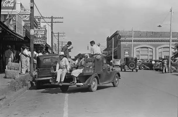 Photograph from the Facebook post “Street scene in San Augustine, Texas.”