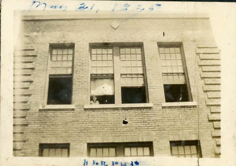 Photograph from the Facebook post “Many High School on May 21, 1925.”
