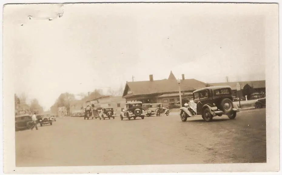 Photograph from the Facebook post “Photograph of many cars driving on Tyler and Fredonia Streets, advertising movies for…”
