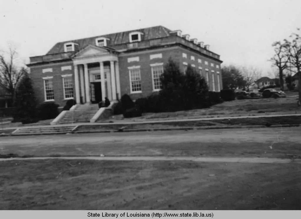 Photograph from the Facebook post “United States Post Office building in Mansfield Louisiana in the 1930s.”
