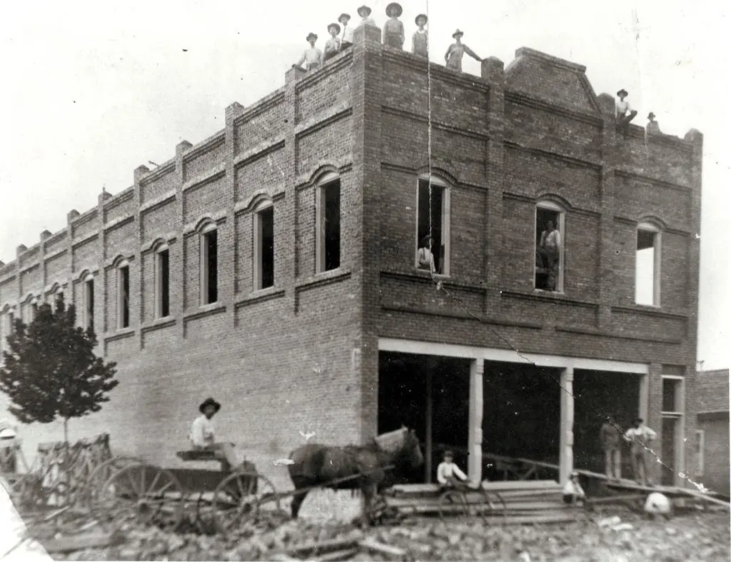 Photograph from the Facebook post “The Myers Building under construction, Kirbyville, Texas From the collection of Mr.”