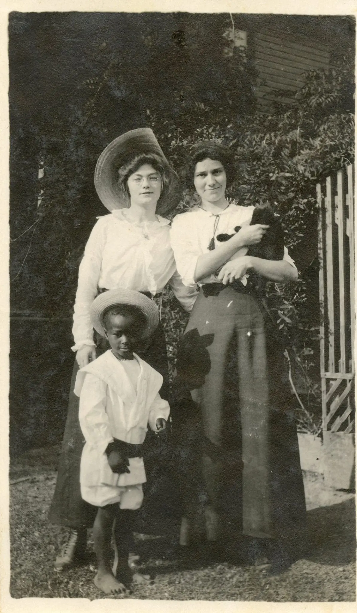 Photograph from the Facebook post “Kate and Bessie Gaul, and Leo.”