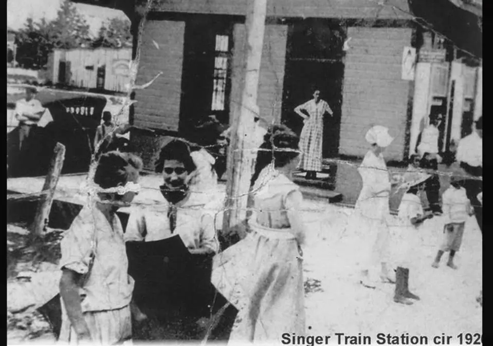 Photograph from the Facebook post “1920s at the Singer, Louisiana train depot (Beauregard Parish)”