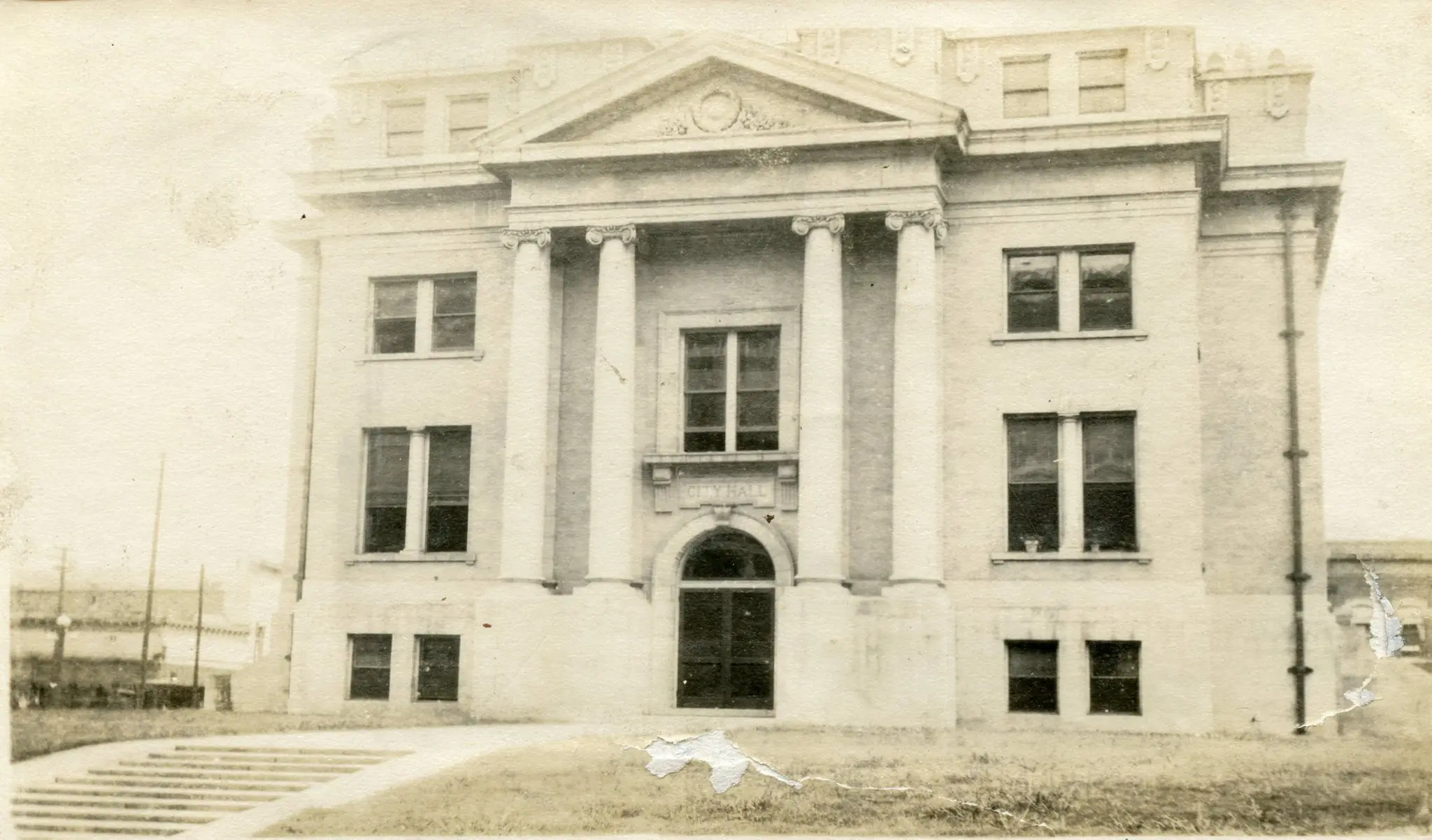 Photograph from the Facebook post “This photo, of a City Hall, was in a collection of photos from Zwolle.”