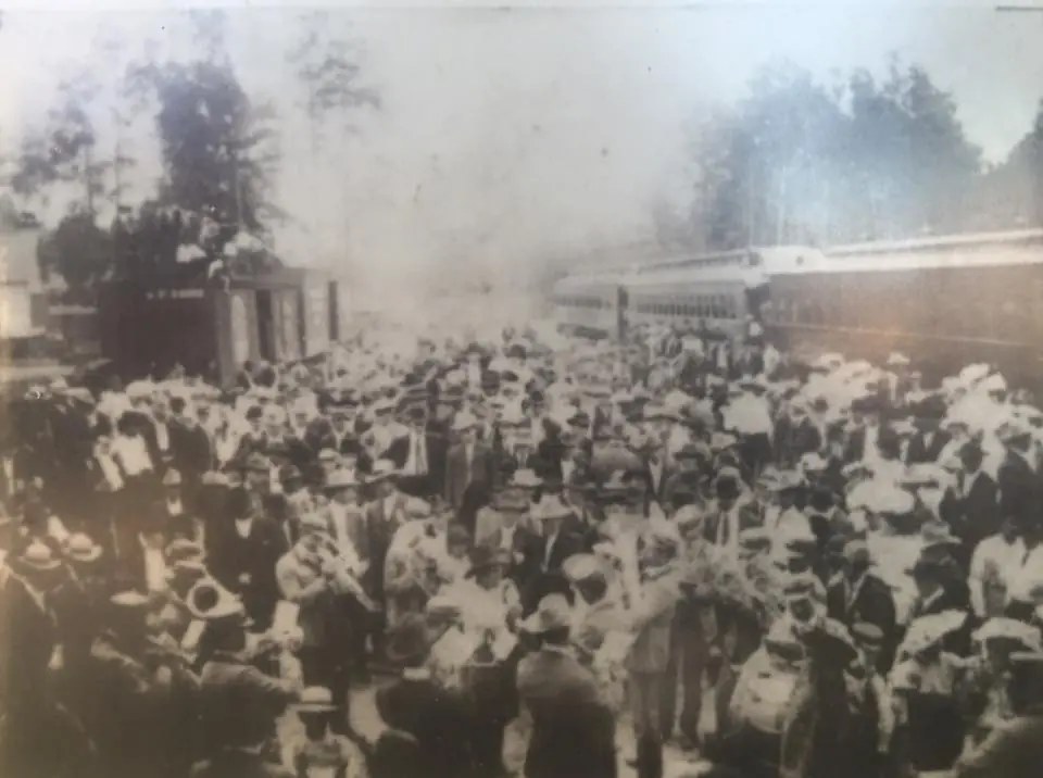Photograph from the Facebook post “Crowd gathers for the arrival of the very first train in Newton, Texas”