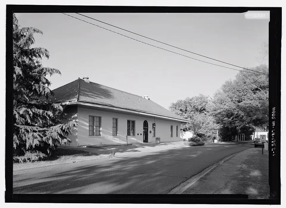Photograph from the Facebook post “Old City Hall in Natchitoches, Rue Amulet”