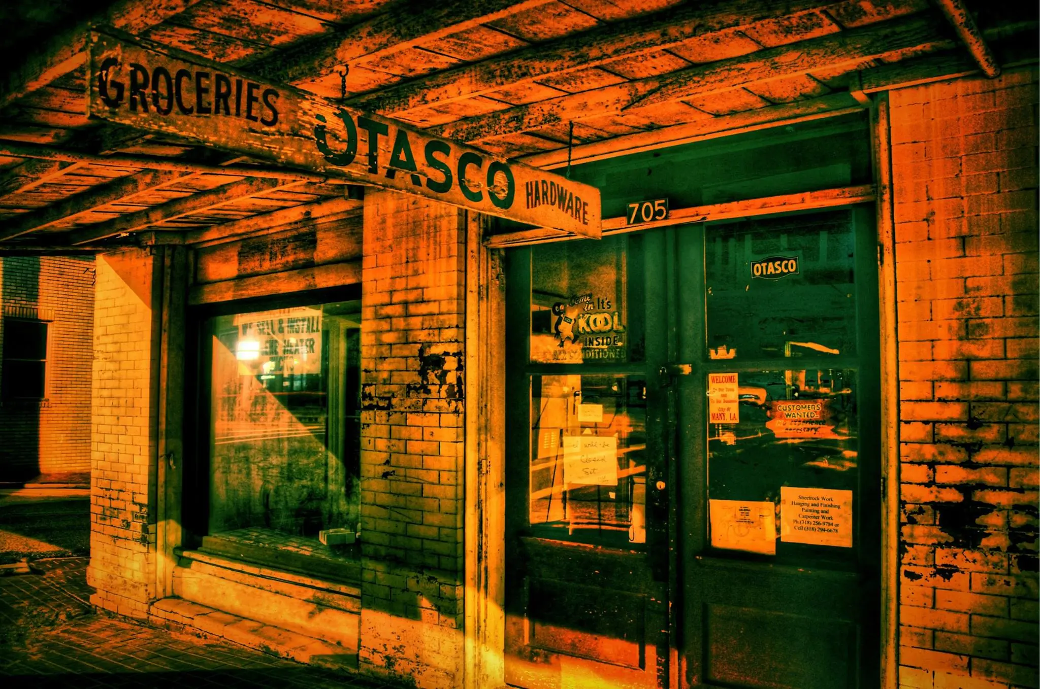 Photograph from the Facebook post “Old Otasco building in downtown Many, Louisiana.”