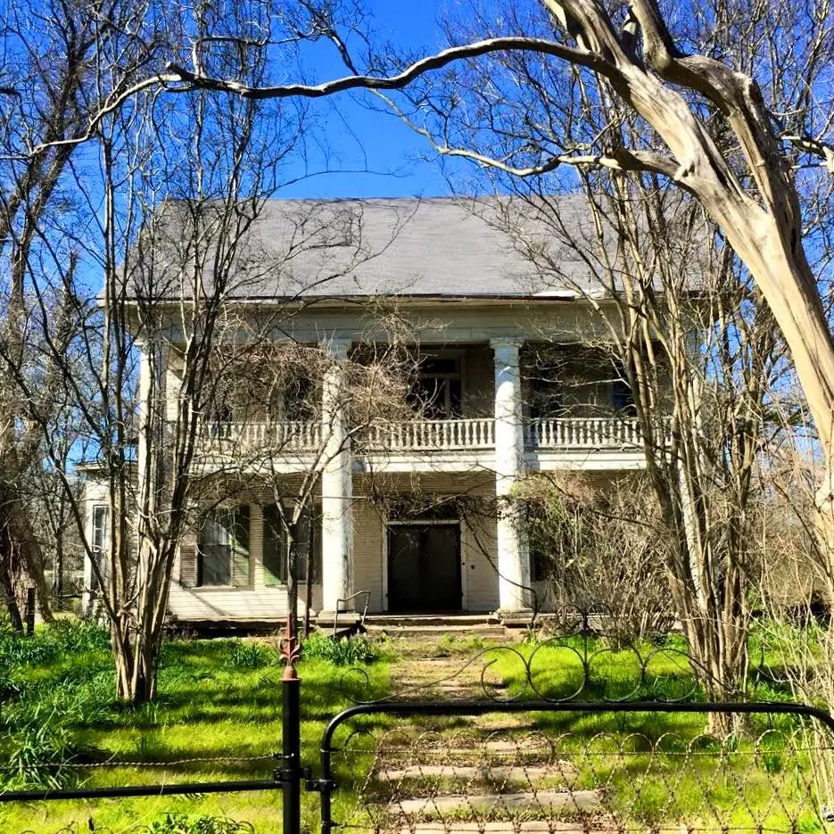Photograph from the Facebook post “Shared by Wanda Williams, The old Cathy house in Keachi , Louisiana.(DeSoto Parish).”